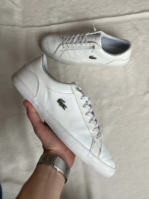 Vita Lacoste sneakers | 43 - Stilrena vita sneakers från Lacoste | Skick: Mycket bra | Strl: 43 | Hör av dig vid funderingar⁉️ 