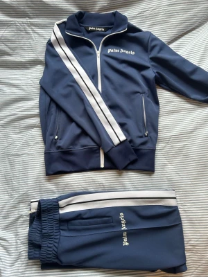 Palm Angels Set - Säljer nu mitt Sett från Palm angels då jag knappt använt dom. De köptes från Farfetch för några år sedan och används knappt. Kvitto finns inte men kan legit checkas via koden på insidan! Storlek Medium men sitter rätt tajt!