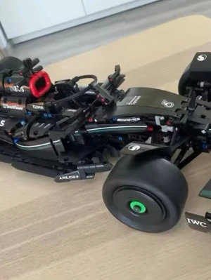 Merca F1 byggset - oöppnad - Säljer en detaljerad svart byggset-modell av Mercedas bil. Byggsetet är oöppnad, alla påsar igenstängda, klistermärkena är helt nya, perfekt kondition. Kartongen medföljer inte. Byggsetet är perfekt för dig som gillar motorsport och byggsatser.