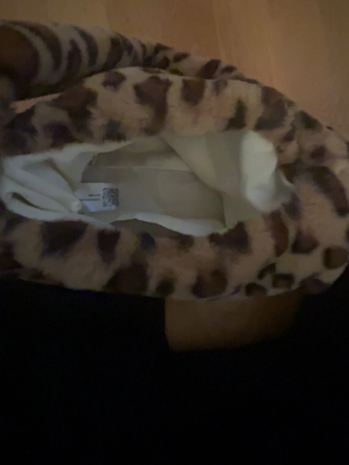 Leopardmönstrad fluffig handväska - 2