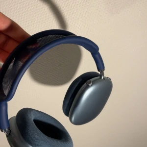 Blå Apple AirPods Max hörlurar - Snygga over-ear hörlurar från Apple i en stilren blå färg.🍏