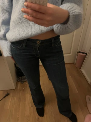 Mörkblå Levi’s bootcut jeans med låg midja  - Skit snygga low waist bootcut jeans från Levis. Köpta secondhand men fortfarande bra skick. 
