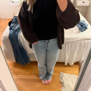 Ljusblå raka jeans - Säljer ett par ljusblå jeans med rak passform och hög midja. Jeansen har klassisk femficksdesign och är tillverkade i denim. Perfekta för en avslappnad och trendig look. storlek 36