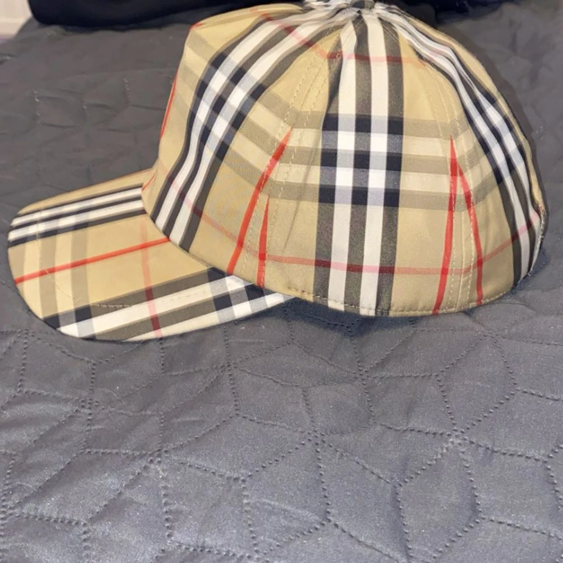 Burberry rutig keps i beige och svart - 1