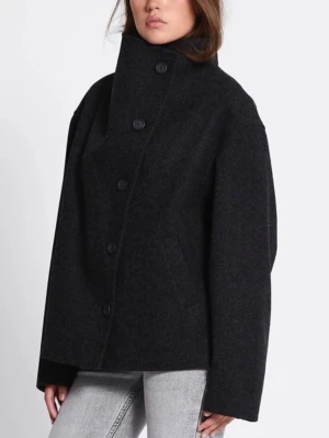 Svart kort kappa - Jag har inte använt denna jacka mer än 5 gånger eftersom jag inte gillade hur den satt på mig. Det är alltså inga defekter alls. Stilren svart kappa från Lager 157 med hög krage och knäppning framtill. Den har en boxig, har oversized passform och stora knappar. Perfekt för dig som gillar minimalistisk och modern stil. Fodrad insida för extra komfort. 