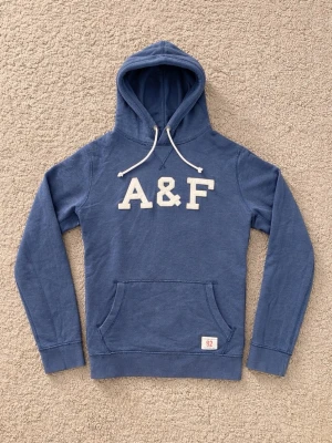 Abercrombie&Fitch Hoodie - Snygg  blå hoodie från Abercrombie & Fitch. - Eftertraktad Colourway ganska svår att få tag på. - Storlek: M men sitter som S - Pris: 599kr - Först till Kvarn!