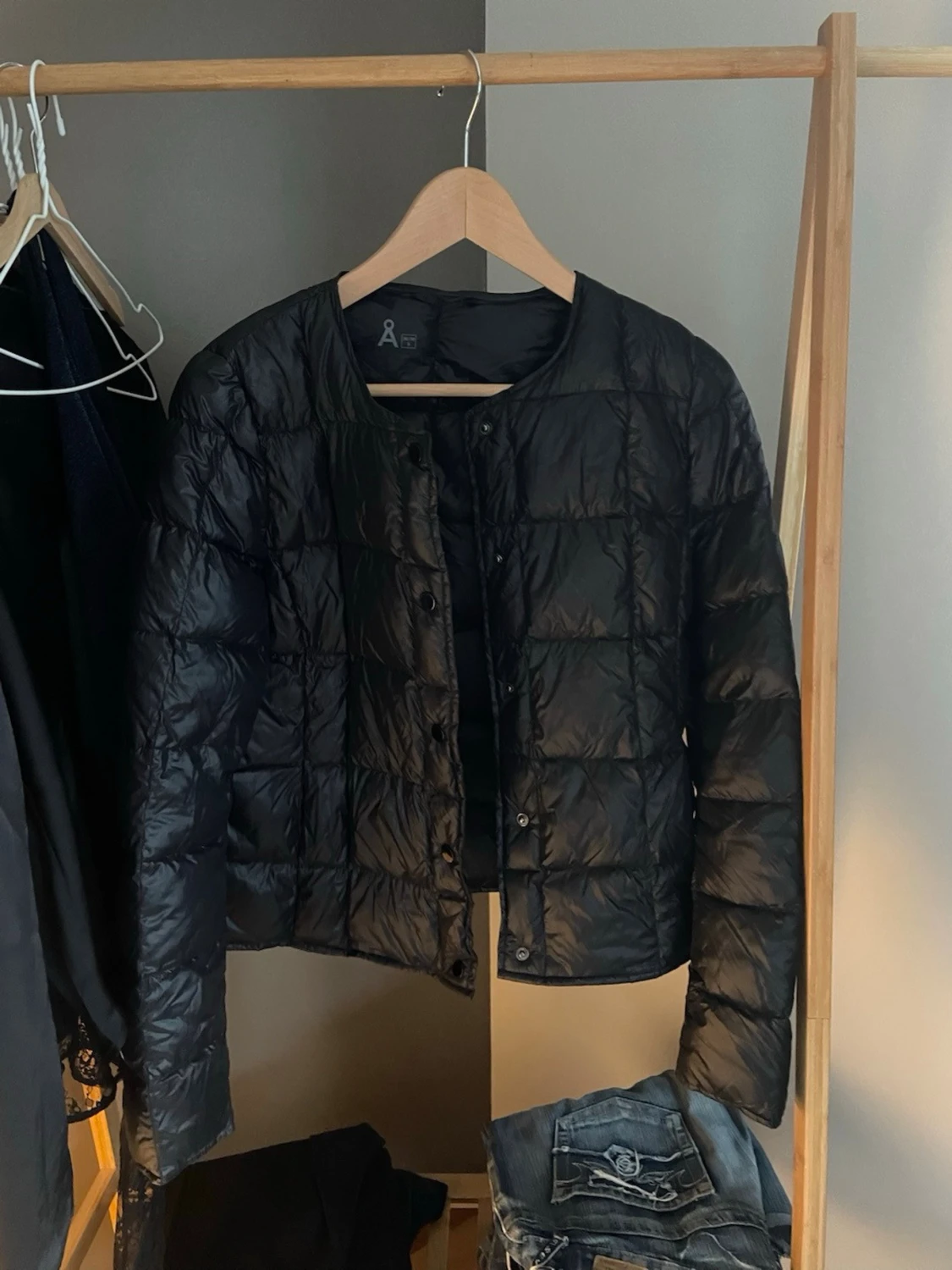 Svart pufferjacka från ARKET - 1