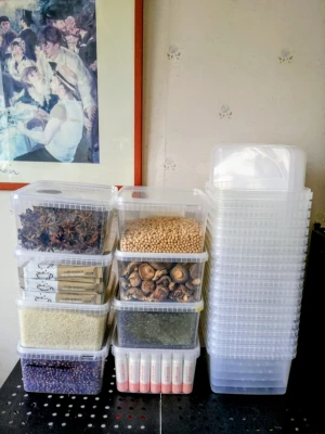 20st Genomskinliga Förvaringslådor 3liter Med Lock Av Bäst Kvalitet  - Mått 19x19x11cm Godkänd för kontakt med livsmedel, hela, fina och rena med etiketter. Genomskinliga så att du enkelt ser innehållet. Går utmärkt att stapla på varandra för att spara plats. Passa på att få ordning och reda hemma!