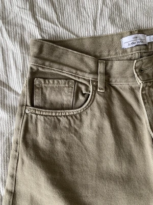 Khaki jeans från & Other Stories - Säljer ett par beige jeans från & Other Stories i mycket fint skick. Jeansen är baggy i passform, jättefin klar färg som är svår att fånga på bild. Strl 31/32, nypris 890kr