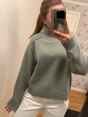 Polotröja - Superfin polotröja i storlek m från hm! Tröja är i bra skick, den är dock något nopprig på framsidan!☺️☺️