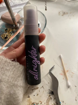 Urban Decay All Nighter Face Mist - Urban Decay All Nighter face mist i svart cylinderformad flaska med lila text och genomskinligt lock. Perfekt för att fixera makeup och ge en fräsch känsla hela dagen. Enkel att använda och smidig att ha med i väskan.