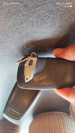 Svart bmw f11 nyckel nyckelfodral i läder med metall  - Nyckelfodral i svart läder med metallklämma och ring. Fodralet har en stilren design med synliga sömmar och passar perfekt för bilnycklar eller andra nycklar. Praktisk accessoar som är enkel att fästa i nyckelknippa eller väska.
