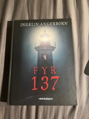 Fyr 137 - Ingelin Angerborn - Fyr 137 är bok nummer 3 i rum 213 serien som följer Meja, Bea och Elvira. Böckerna går att läsas i o-ordning men jag rekommenderar att läsa dem i ordning!