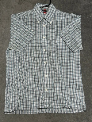 Merc London Shirt – Blue Check – Short Sleeve – Size S - Kortärmad skjorta från Merc London i klassiskt småmönstrat rutigt tyg.  Ren brittisk casual stil, lätt att matcha.  Detaljer • Merc London • Kortärmad • Rutig (blå/vit/svart) • Button down • Storlek S  📦 Snabb frakt 💬 Hör av dig vid frågor