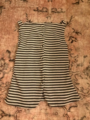 Randig ärmlös topp med knappar - Snygg ärmlös topp med svartvita ränder och raka axelband. Toppen har knappar framtill och är lätt utsvängd nedtill. Perfekt för dig som gillar retrovibbar och vill sticka ut lite extra.