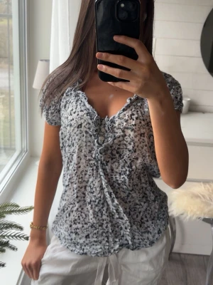 Blå blus  - Superfin blå blus med korta ärmar🍋🌊🤍