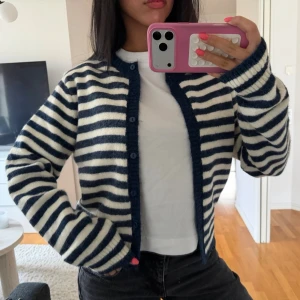 Randig stickad tröja - Stickad kofta i marinblå och cremevit