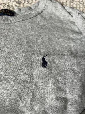 Ralph Lauren grå tröja - såå fin ralph lauren grå tröja i fint material! det förekommer en defekt nere vid en ärm men inget stort man tänker på!💕 även något nopprig därav priset men fortfarande bra kvalitet. det står tyvärr ingen exakt storlek men skulle gissa på xxs-s beroende hur man vill ha den💕🙈 PRIS KAN SÄNKAS