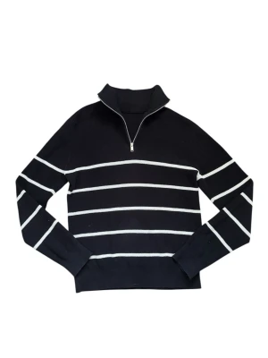 Half zip - Snygg marinblå stickad tröja med vita horisontella ränder och halv dragkedja vid halsen. Tröjan har hög krage och långa ärmar, perfekt för en stilren och avslappnad look. Materialet känns mjukt och bekvämt mot huden.