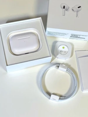 Airpods 2 pro - Haft den ungefär i 2 månader detta är bilden exakt när jag köpte dem                                                   Denna.  Annonsen är ai genererad om du köper de finns ingen retur och köparens fel!