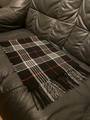 Liknande Burberry Halsduk - Helt ny halsduk liknade burberry 