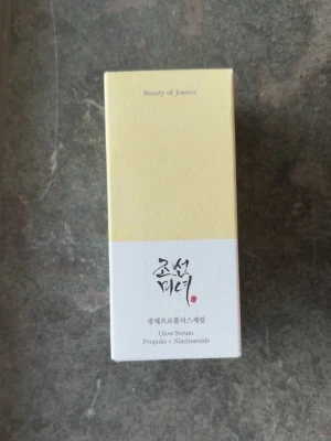 Beauty of Joseon Glow Serum - Slow serum från Beauty of Joseon.  Huvudingredienserna är Propolis och Niacinamid.   Oöppnad.  Har kommit några droppar vatten på förut pga regn och därför är loggan lite utsmetad(syns på bild 1). 