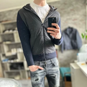 Gran Sasso cardigan - Mycket bra skick, inga defekter! Passar dig som är mellan 170-180cm ungefär. Nypris ca 4000kr. Modellen är 185 cm, 75kg. Passar bra nu till våren! Skriv för mer information!🤝