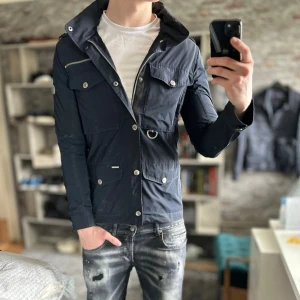 Snoot field jacket  - Mycket bra skick, defekter syns på sista bilderna! Passar dig som är mellan 175-185cm ungefär. Nypris ca 3000kr. Modellen är 185 cm, 75kg. Passar bra nu till våren! Skriv för mer information!🤝
