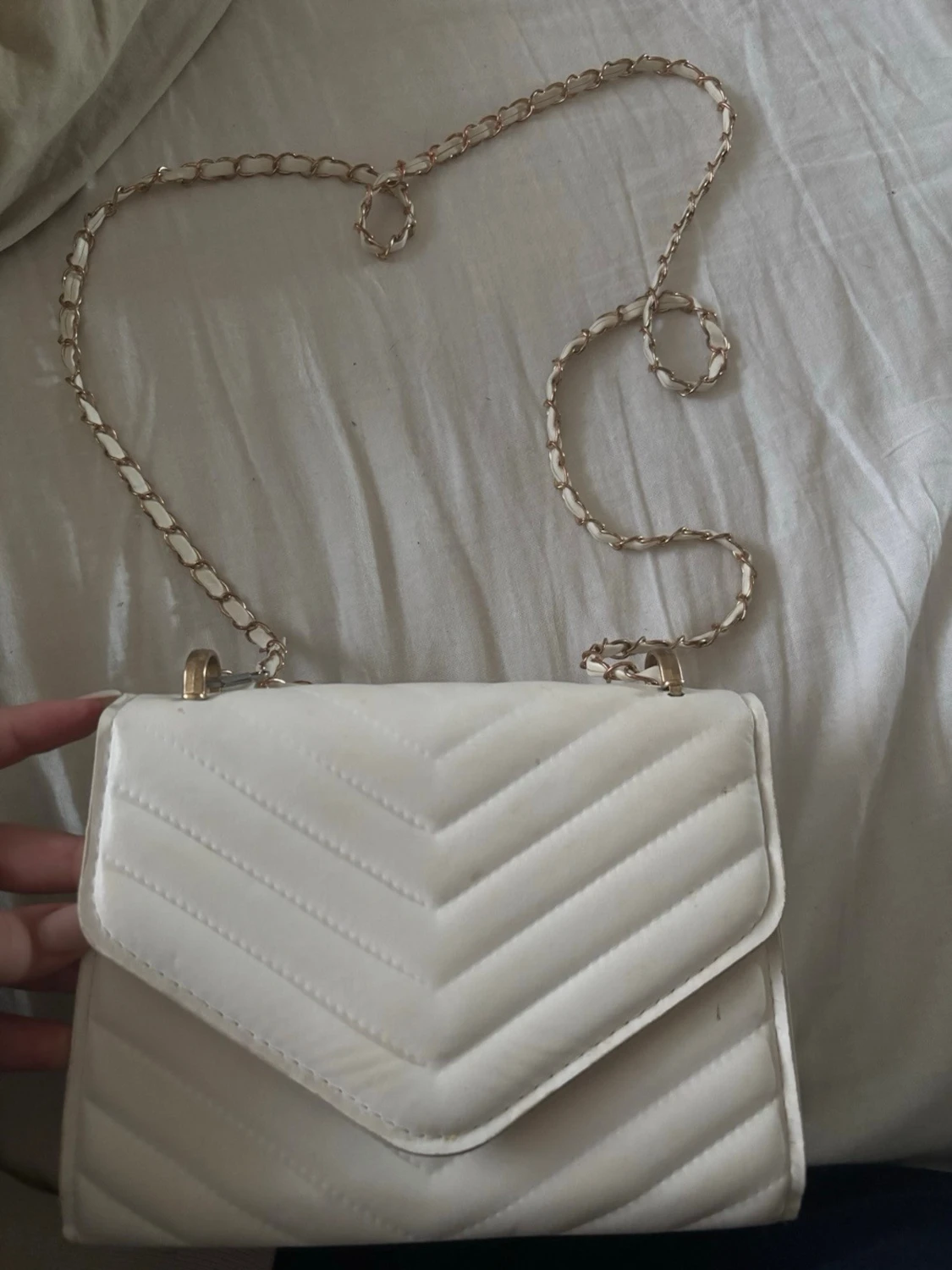 Vit kuvertväska med kedja