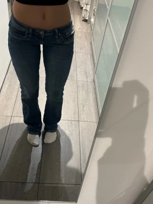 Blå bootcut jeans från LTB - Mycket bra skick, använda sparsamt. Modellen Valerie i storlek W26 L34, långa på mig som e 169, skulle säga att de motsvarar 36 men de är också stretchiga. 