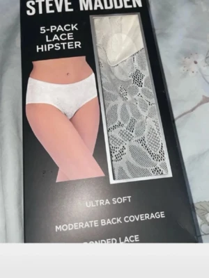 Vita spets hipstertrosor Steve Madden - 5-pack vita hipstertrosor från Steve Madden i mjuk spets med blommigt mönster. Trosorna har medelhög midja och ger bra täckning bak. Perfekta för dig som vill ha både komfort och snygg design.