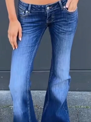 Blå Lågmidjadebootcut jeans - Snygga blå bootcut lågmidjade jeans från lager 157. Oanvända!