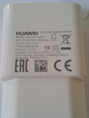 Original Huawei USB laddare med kabel - Vit Huawei USB-laddare med tillhörande USB-A till USB-C kabel. Laddaren har modellnummer HW-050100E01 och ger 5V/1A. Kompakt och smidig design, perfekt för att ladda mobilen eller andra enheter. Tillverkad i plast med EU-kontakt.
