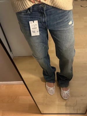 Zara jeans  - Säljer dessa helt oanvända Zara jeansen med lapp kvar! Hann inte lämna tillbaka dom därav säljer jag dom. Helt slutsålda på hemsidan❤️