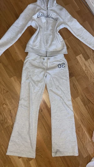 Mysigt set från Gina  - Byxorna är i s och koftan är i M inga defekter 