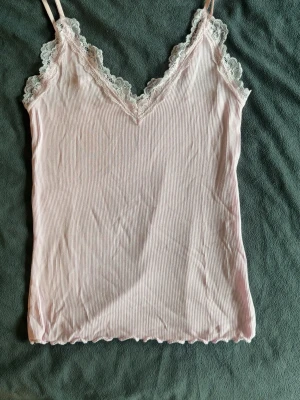 Linnen  - Säljer dessa två spets linnen, en i rosa och en grå. Inga defekter på någon av dem och båda är ifrån Amisu från New yorker.  Har klippt bort storlekslapparna men tror det är storlek S i båda! 💞 säljer båda ihop för 60kr