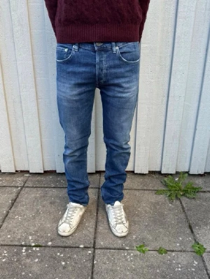 Dondup jeans - Tja, säljer ett par feta dondup jeans i moddelen icon, storlek 32 på jeansen som motsvarar ca 31,30 och sitter väldigt bra på mig som är 178cm, väldigt eftertraktade jeans så kom privat vid minsta lilla och pris går givetvis att diskutera🍾🍾🥂