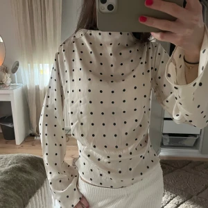 Prickig topp - Prickig topp från h&m 💕Endast andvänd en gång 