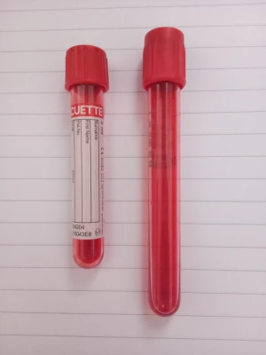 Två provrör med röda lock - Säljer två genomskinliga provrör i plast med röda skruvlock. Ett av rören har etikett för märkning. Båda har lite röd vätska i sig som verkar minska över tid. Fick de från sjukhuset under ett skolbesök. Har ingen aning vad vätskan är för något men är definitivt inte blod. 