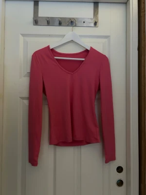 Rosa långärmad topp med v-ringning - En enkel och snygg rosa långärmad topp med v-ringning. 