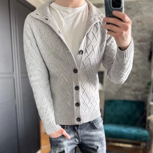 Merinoull cardigan - Mycket bra skick, inga defekter! Passar dig som är mellan 170-180cm ungefär. Modellen är 185 cm, 75kg. Passar bra nu till våren! Skriv för mer information!🤝