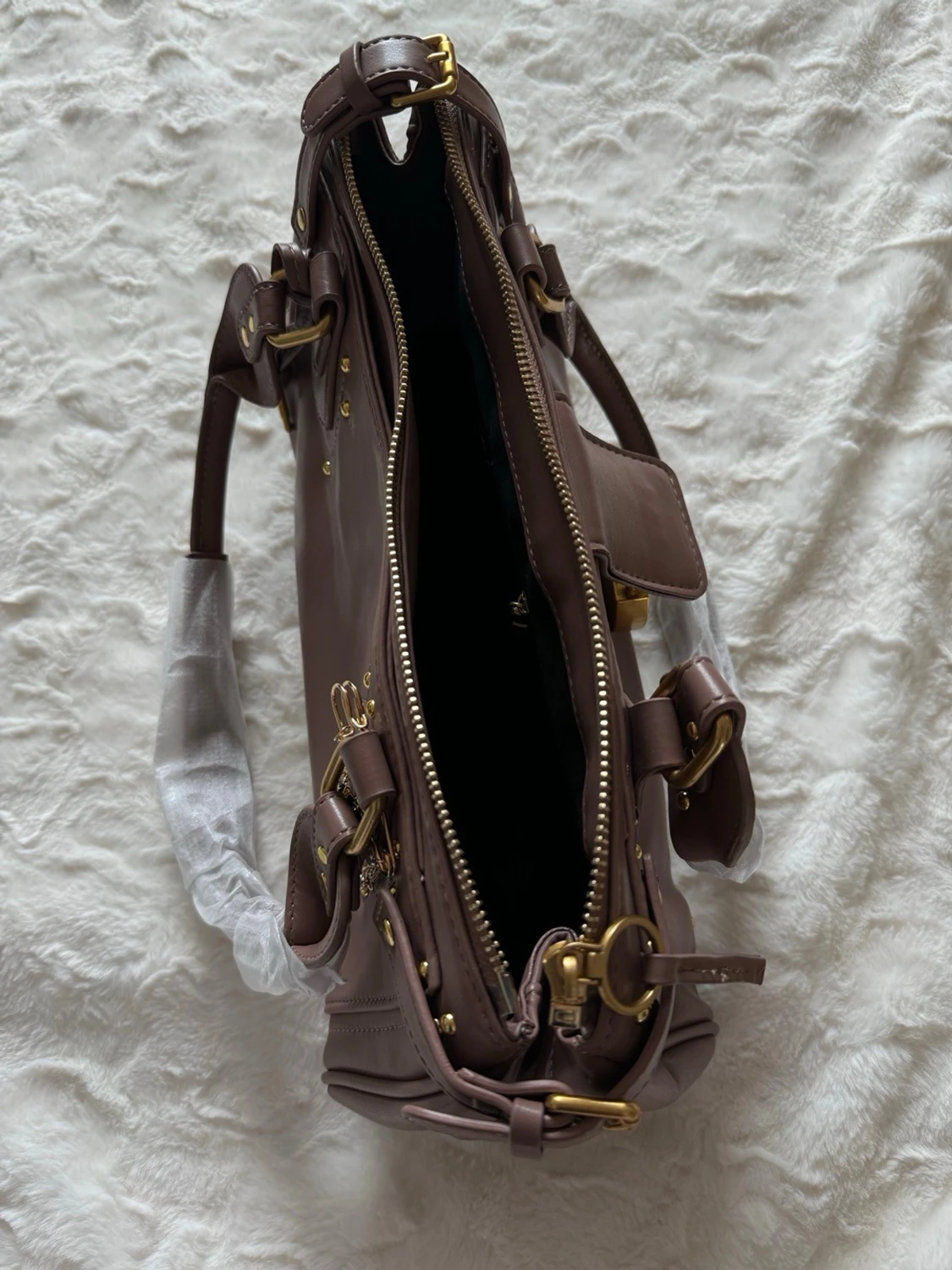 Rosa handväska med gulddetaljer - 4