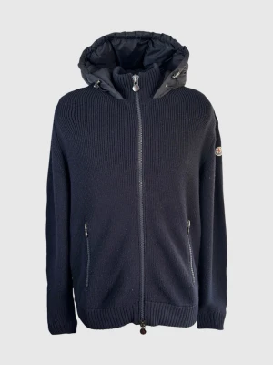 Moncler cardigan jacka - | Säljer en Moncler cardigan jacka i riktigt bra använt skick | Storlek: XL | Hör av dig vid frågor eller funderingar
