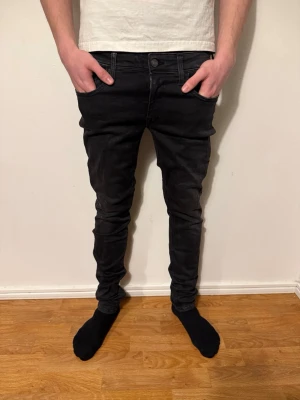 Svarta slimfit jeans från replay - Säljer ett par svarta slimfit jeans från replay. Jeansen har fem fickor, normal midja och bra passform. Jensen är i storlek w31 l32. Materialet är stretchigt denim som ger en bekväm känsla . Perfekta för en trendig och avslappnad stil. Pris kan diskuteras✅