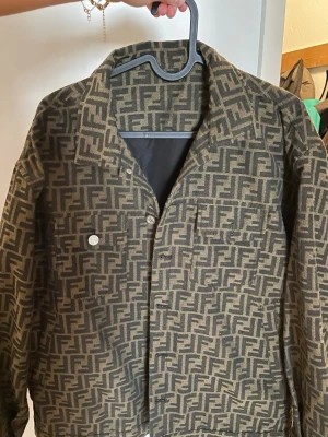 Oversize jacka  - Använt 1-2 gånger som ny väldigt snygg. 