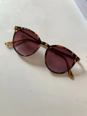 Solglasögon - Solglasögon med melerade bågar. Inget märke. Lite slitna i kanterna, se två sista bilderna! 🌸