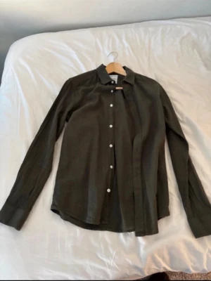 Mörkgrön Linne skjorta från Only & Sons - Tja, säljer denna snygga mörkgrön linne skjorta. Perfekt till sommaren och varmare väder! Skriv för frågor & funderingar!!