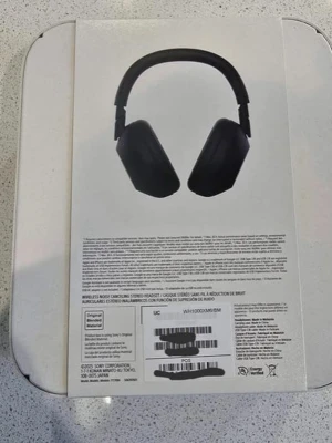 Sony WH-1000XM6 trådlösa hörlurar svart - Sony WH-1000XM6 är trådlösa over-ear hörlurar i svart med brusreducering. De har en stilren och modern design med mjuka, vadderade kåpor och justerbart huvudband. Perfekta för musik, gaming eller resor tack vare lång batteritid och hög ljudkvalitet.