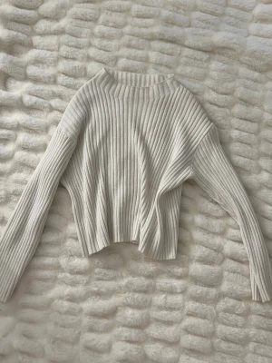 Stickad tröja - Säljer denna stickade tröja från Zara. I barnstorlek men jag skulle säga den passar XXS-S. I fint skick. Vid intresse är det bara att höra av sig!💕