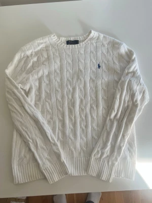 Ralph Lauren ksbelstickad tröja vit M/L cableknit - Riktigt snygg och eftertraktad Ralph lauren tröja. fint skick inga fel storlek M/Lkan ta mått vid behov. Endast 500 kr ej hugget i sten kom gärna med frågor och prisförslag har även mycket mer liknande i min profil alla storlekar kolla gärna stor rabatt vid köp av flera 😁✌️